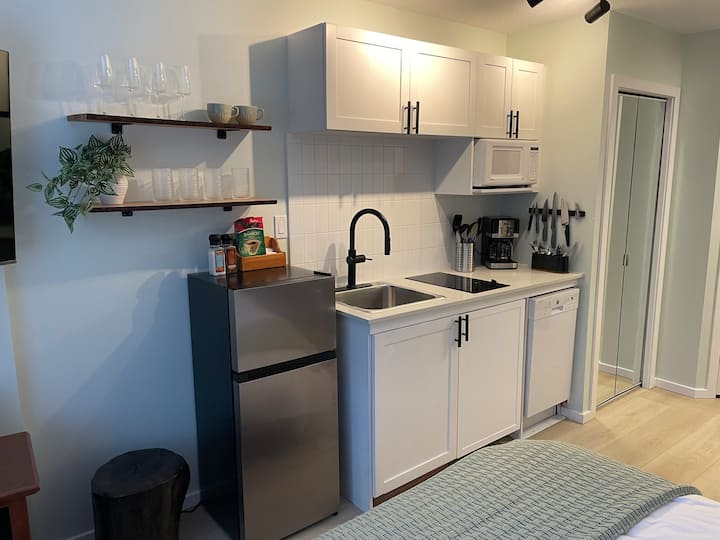 Cozy King Studio With Pool & Hot Tub - Whistler