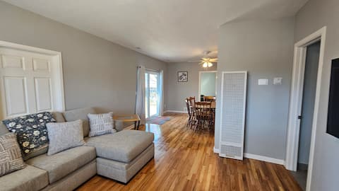 Cozy & Bright Retreat - Perfect for small groups