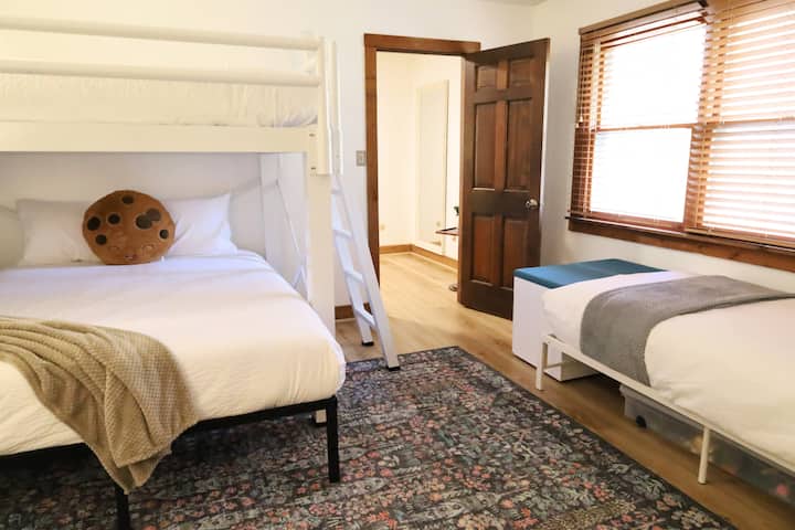 Kitanda cha juu cha malkia kilichojengwa kwa ajili ya watu wazima, pamoja na kitanda kingine cha malkia na kitanda cha mapacha, hutoa sehemu bora kwa ajili ya watoto, vijana, au kulala kwa kundi kwa urahisi.