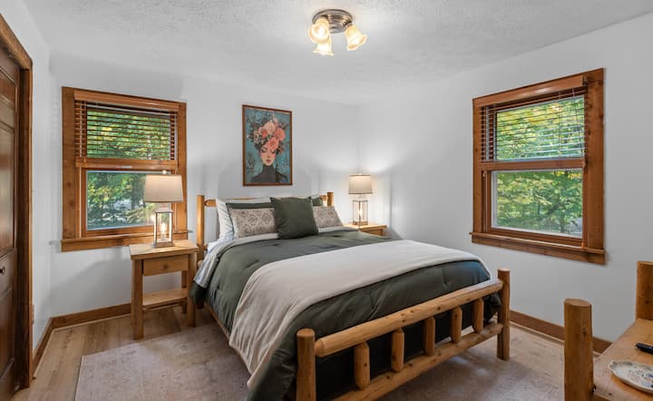 Blottissez-vous dans un lit queen size ultra-doux et profitez du charme des meubles en bois rond authentiques. La chambre dispose également d'une télévision intelligente et d'un placard complet pour votre confort.