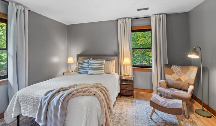 Cette chambre calme dispose d'un lit queen size, d'une chaise de lecture confortable, d'un placard complet et d'une literie douce pour une nuit de rêve. Profitez également de la vue sur la grande cour clôturée. Installez-vous confortablement et regardez vos émissions préférées en diffusion continue sur la télévision intelligente. 