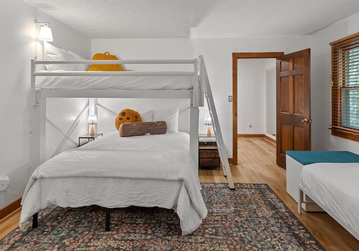 La chambre superposée, c'est le bonheur! Les lits superposés doubles et un lit simple offrent aux enfants de toutes tailles un endroit confortable pour les histoires et les beaux rêves.