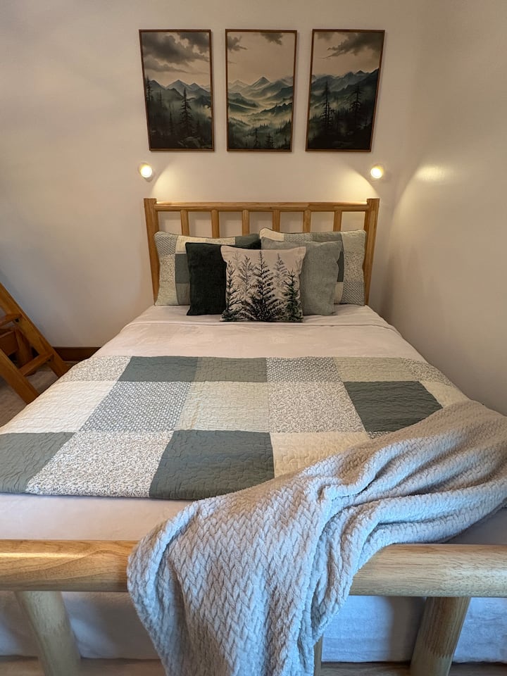 Chumba hiki cha kulala kina kitanda cha mapacha na kitanda kamili cha pili, kinachofaa kwa familia, vijana au makundi yanayoweza kubadilika. Chumba hiki pia kina sehemu mahususi ya kufanyia kazi iliyo na kioo onyeshi!