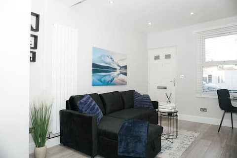 Successful Airbnb property: Modern 3-Bed Home Dartford | Free Parking in Stone