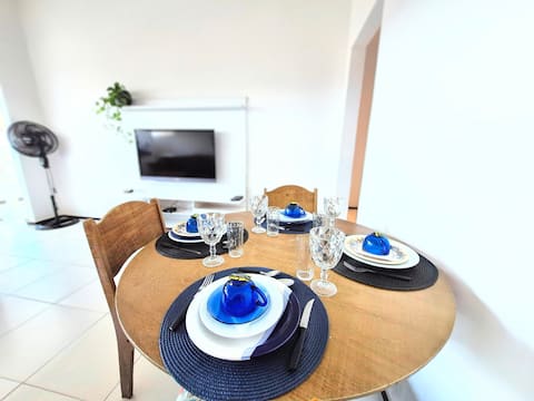 Apartment with balcony and STREET VIEW, TV and 2 en-suites!