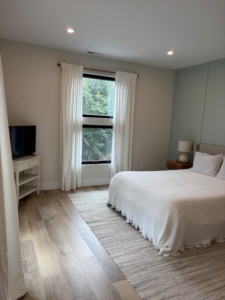 Kitanda cha starehe chenye mlango wa kuteleza ili kutoka nje ya baraza. 