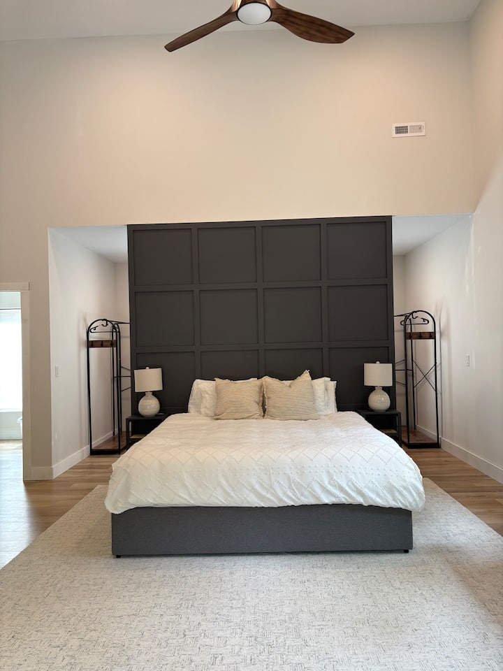 Kitanda cha povu la kumbukumbu la ukubwa wa starehe.  Tembea "kuzunguka" kabati liko nyuma ya ukuta mahususi wa ubao wa kichwa. 