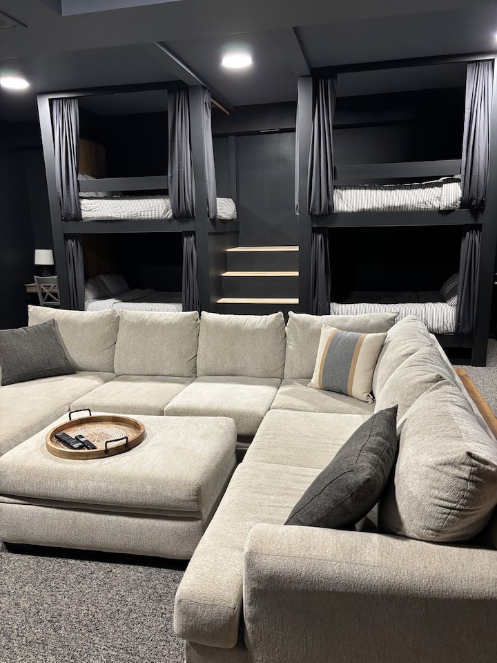 "Chumba cha 4 cha kulala" ni Chumba cha Ghorofa ambacho kina seti 2 za ghorofa kila moja ikiwa na magodoro yenye ukubwa kamili na mapazia ya faragha.