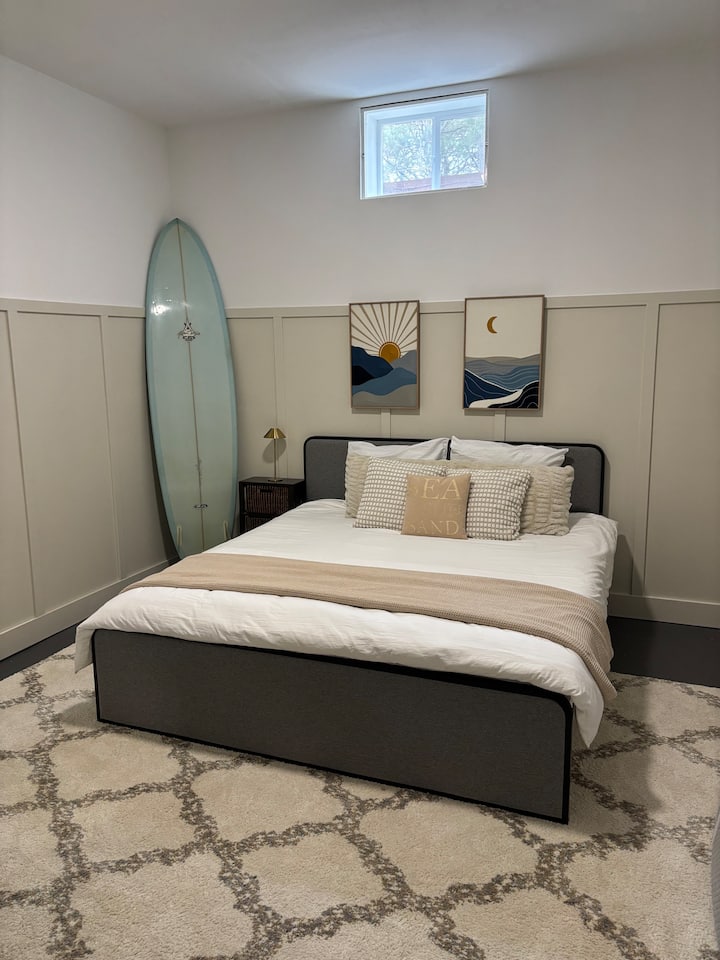 Kitanda cha starehe. Chumba hiki kiko karibu na chumba cha "ghorofa/mandhari" kwenye ngazi ya chini ya nyumba. 