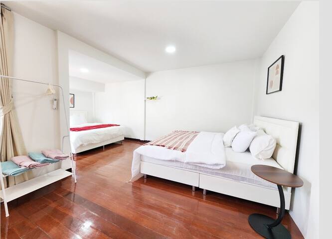 Big house for family trip: Whole gallery image 4