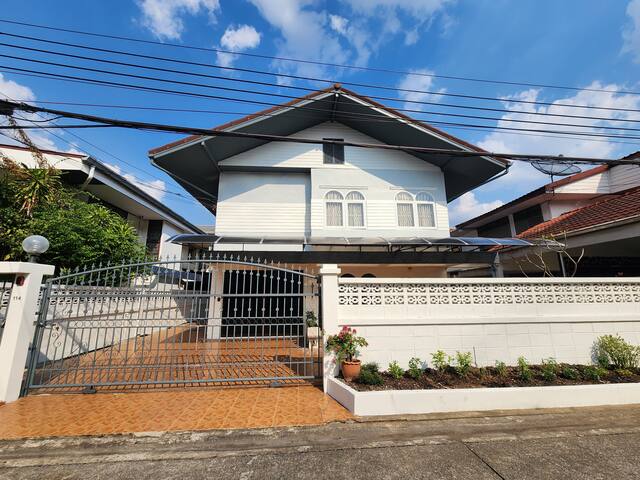 Big house for family trip: Whole gallery image 2