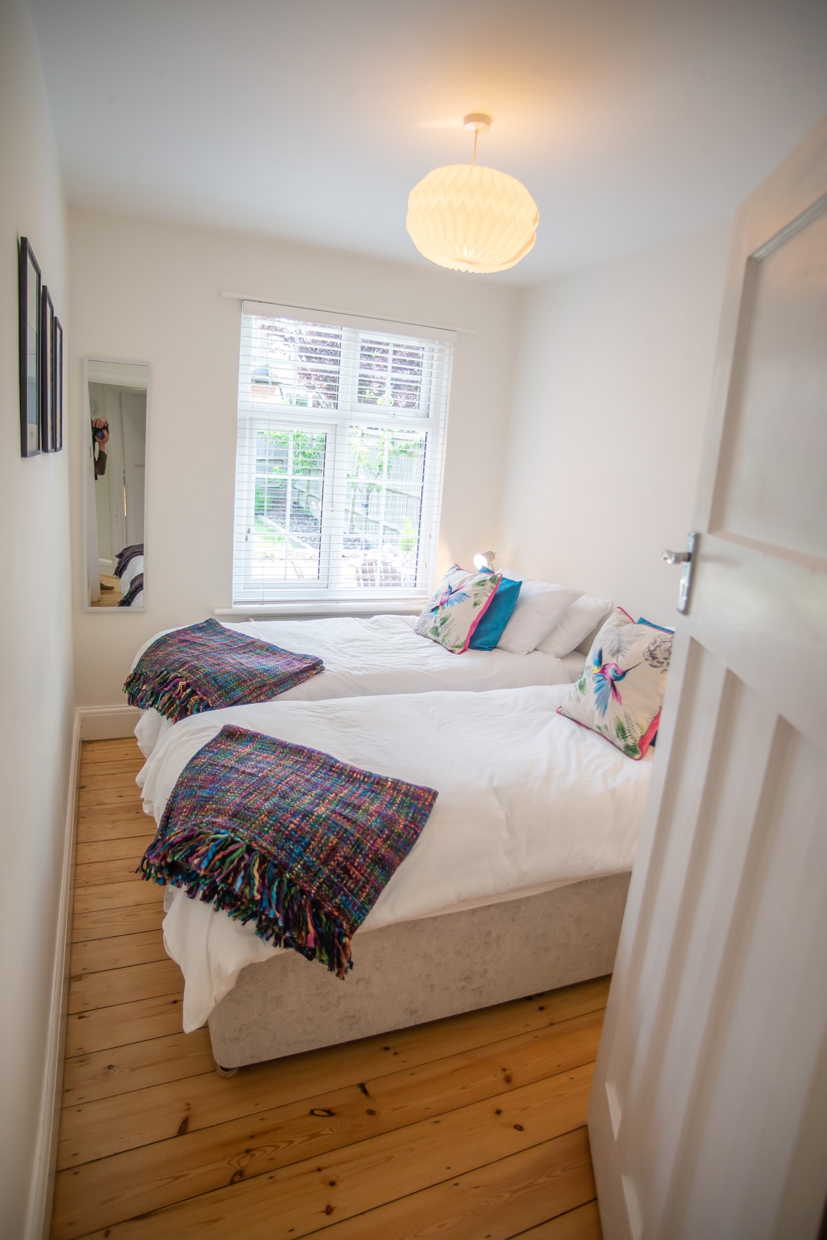 Spálňa 2 – pre dvoch, možnosť nastavenia ako dve samostatné lôžka alebo manželská posteľ. Zahŕňa priestor na zavesenie, úložný priestor na oblečenie, stôl a stoličku, nočné stolíky a lampy na čítanie a zrkadlo v plnej dĺžke. 