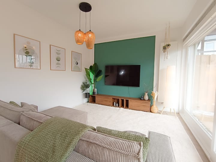 הסלון המואר שלנו משלב סגנון ונוחות. הטלוויזיה 65 אינץ' מספקת בידור, ואילו חזית הזכוכית המרווחת למרפסת יוצרת מעבר חלק לטבע. מושלם לערבים מרגיעים ולסבב חברתי.