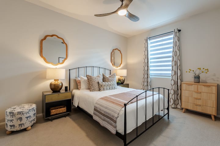 3rd Floor | Bedroom 2 | Queen bed | Closet