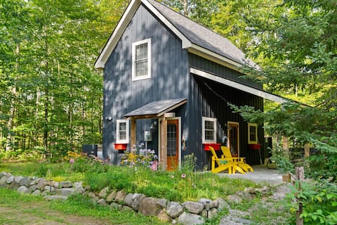 Quiet Retreat Nestled by Trees – Waterfront Access