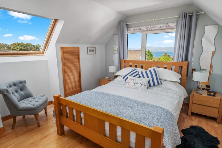 Dormitorio principal con una cama tamaño king con ropa de cama cómoda, sábanas limpias y una hermosa vista.
