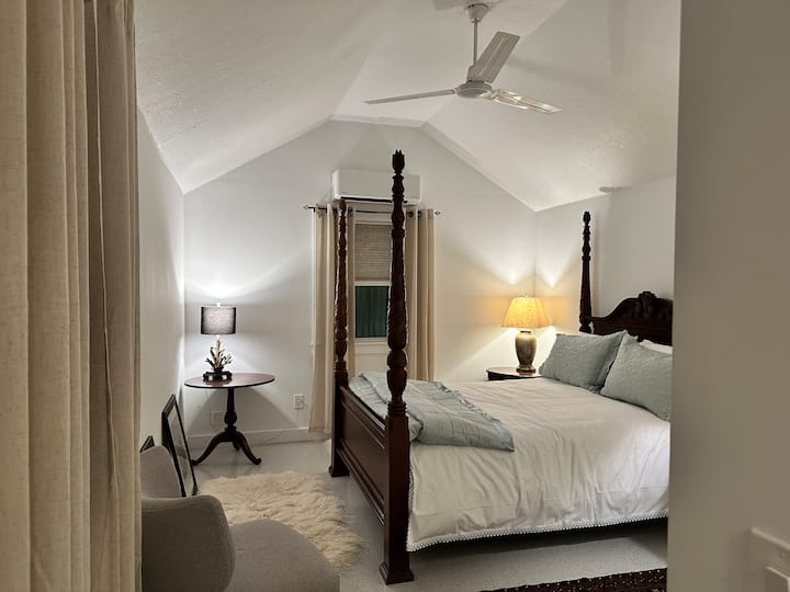 غرفة نوم أساسية.. بياضات فاخرة وهواء مركزي/ تدفئة وأسقف عالية ومروحة سقف وخزانة كبيرة مضاءة وخزانة ملابس والكثير من الضوء الطبيعي