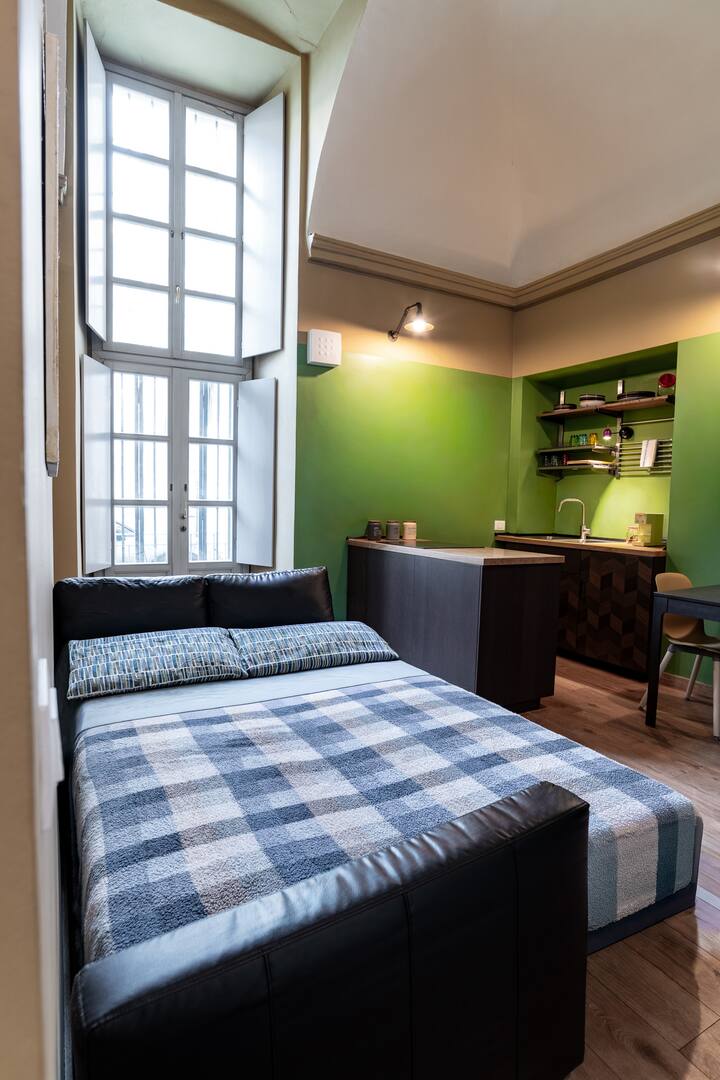 Каучот во кујната може да стане простран двоен кревет.