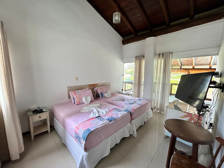 Შესანიშნავი ფართო ოთახი აივნიდან ზღვის ხედით. Დაასრულეთ სააბაზანო დასვენების დღეებში დასვენებისთვის! 