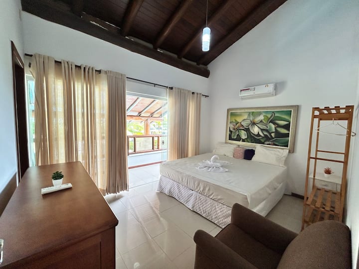 Ოთახი აივნიდან ზღვის ხედით! Ამ დიდი საწოლის გარდა, შეგიძლიათ დაისვენოთ პლაჟის შესანიშნავი ხედით! 