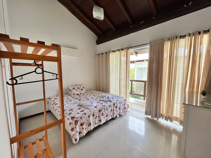 Შეარჩიეთ შესანიშნავი ფართო ოთახი აივნით. Დიდი საწოლი ამ სამოთხეში დასვენებისთვის.