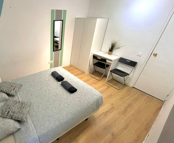 Room In Center With Window/ac/near Beach - Barcelona