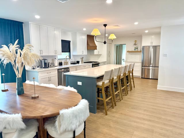 Huge Designer Home | Hot Tub, Chef’s Kitchen, Pool