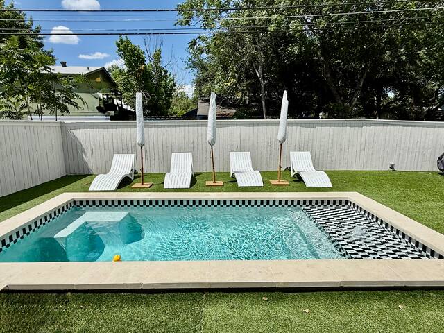 Huge Designer Home | Hot Tub, Chef’s Kitchen, Pool gallery image 2