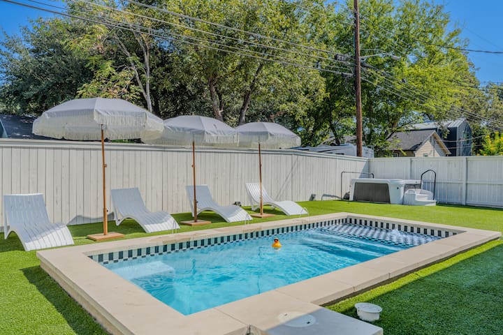 Huge Designer Home | Hot Tub, Chef’s Kitchen, Pool