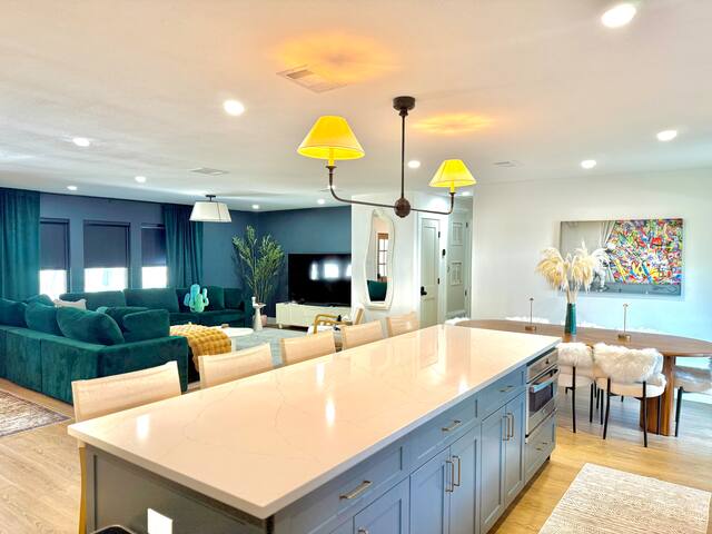 Huge Designer Home | Hot Tub, Chef’s Kitchen, Pool gallery image 3