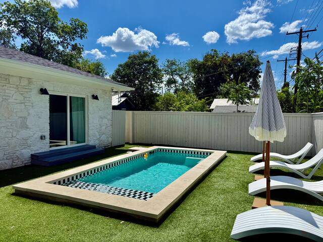 Huge Designer Home | Hot Tub, Chef’s Kitchen, Pool gallery image 4