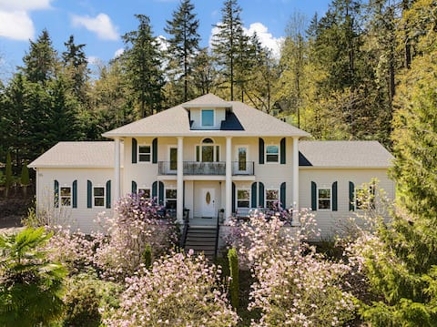 Treetop Palace, sleeps 18, HOT tub! 10 to Hayward