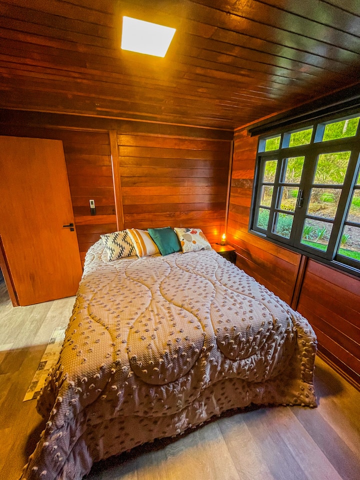 300-thread 100% cotton bedding. Altemburg Plumi Gold Pillows. Queen Castor Silver Star Air mattress. 