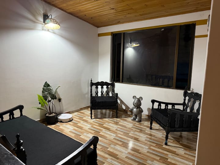 Habitación Cómoda Con Tv Para 2 • Baño Compartido - Cota