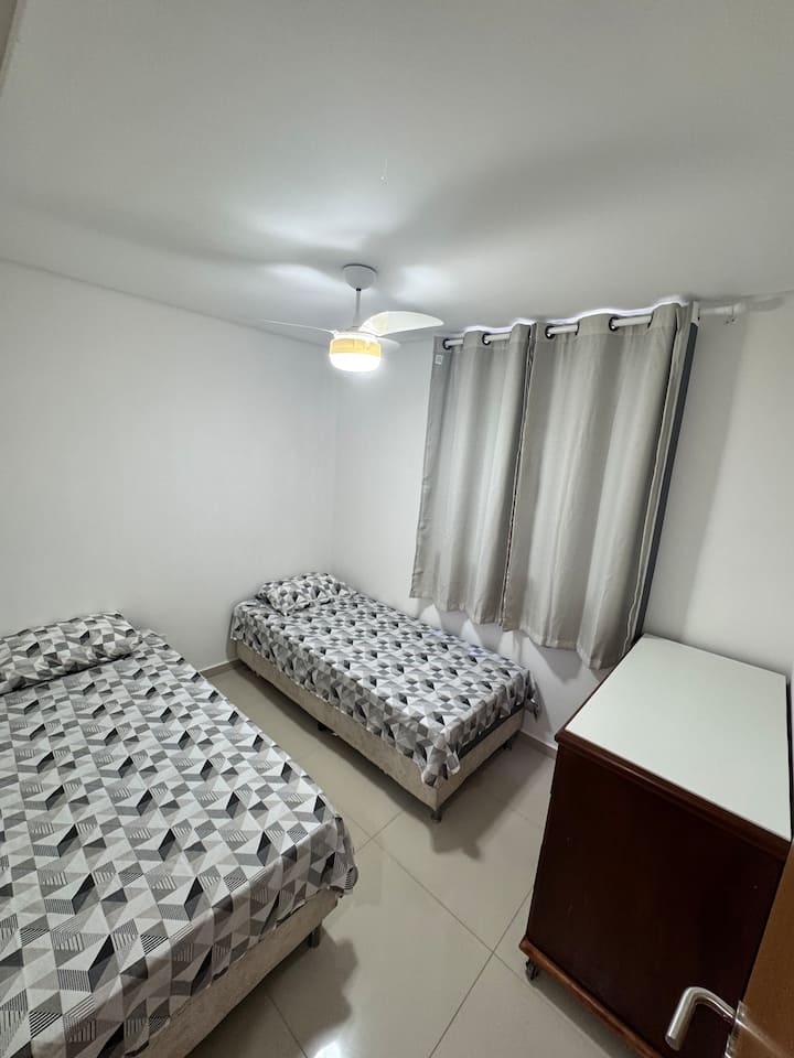 חדר שינה 2 
2 מיטות יחיד, תיבה 
קאבודה עם מגירות 
מאוורר תקרה 
Cortina com blackout