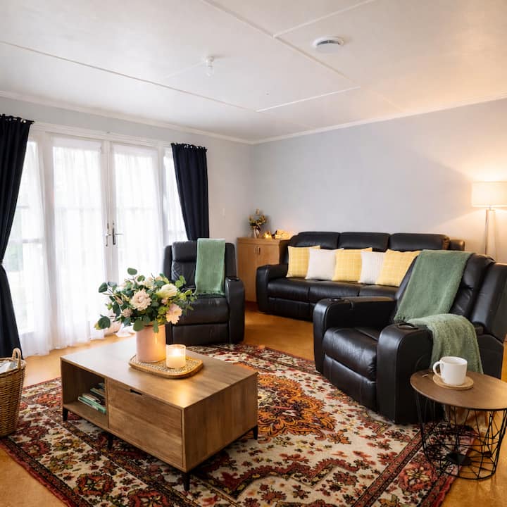 Coasty Bach | Sleeps 10 • Air Con • Wifi • Netflix - Tolaga Bay
