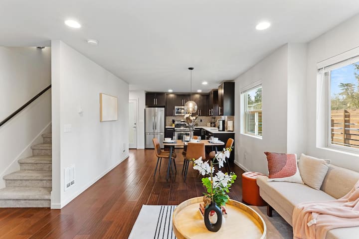 Cozy Quiet Townhome | Near Downtown + Parking - Seattle, WA