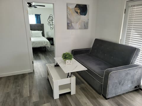Top Airbnb: Stylish 1 BR with great views. in National City