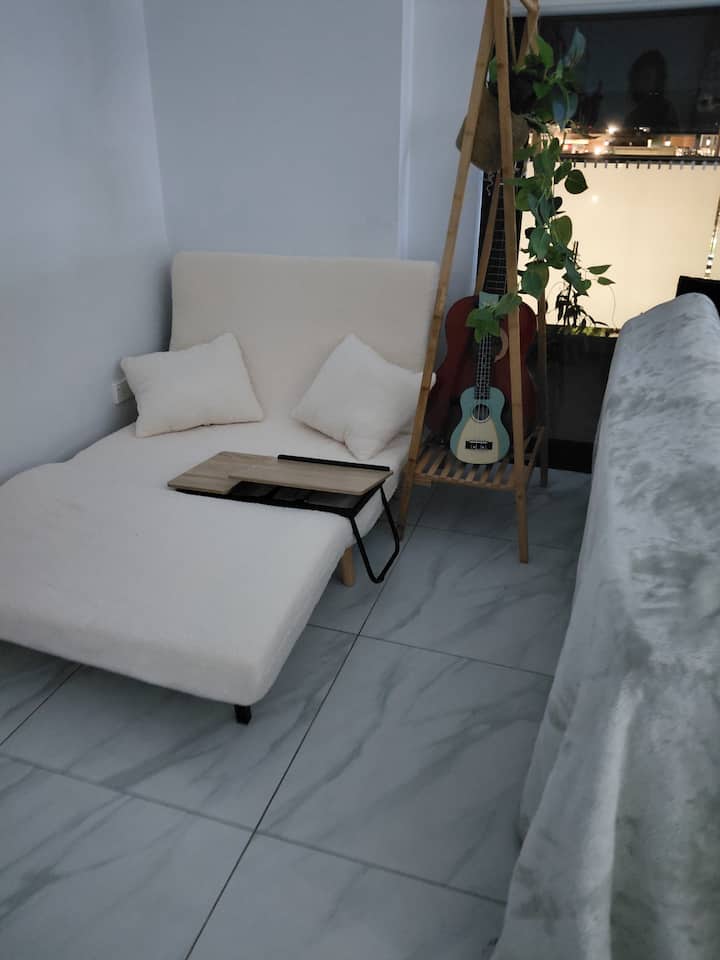 تحتوي غرفة المعيشة على سرير أريكة لشخص واحد. مساحة لطيفة للاسترخاء وقراءة كتاب أو العمل على جهاز الكمبيوتر المحمول الخاص بك على سبيل المثال