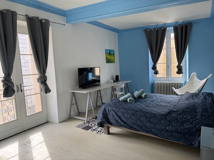 Апартман Azurea со приватна бања и тоалет
Обезбедени се чаршафи и крпи 
Телевизор и wifi во собата 
Поглед на колегиумската црква од спалната соба