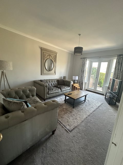 Top Airbnb: Garden Cottage Retreat | BBQ Hut & Hot tub in Malvern Hills
