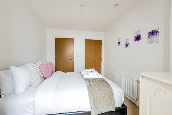 Druga spavaća soba, kompaktna, ali pažljivo uređena, sadrži udoban mali bračni krevet i mirno okruženje za spokojnu noć.