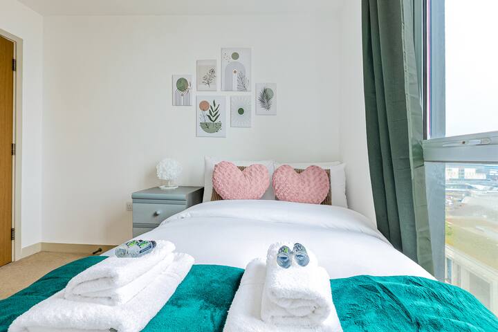 U glavnoj spavaćoj sobi nalazi se udoban bračni krevet s posteljinom u hotelskom stilu, što stvara miran kontrast u odnosu na gradsku vrevu koja se čuje s donje strane.