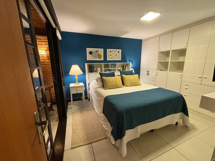 Chumba cha 1 - Ghorofa ya 1.

- Kitanda aina ya Queen + vitanda viwili vya mtu mmoja vilivyojengwa ndani.
- Mgawanyiko wa Kiyoyozi (baridi na moto).
- Smart TV 40'.
- Programu: njia za kutiririsha na kufungua televisheni.
wilaya - Feni ya unyevunyevu (kiyoyozi).
wilaya - Kipasha joto kinachobebeka.

