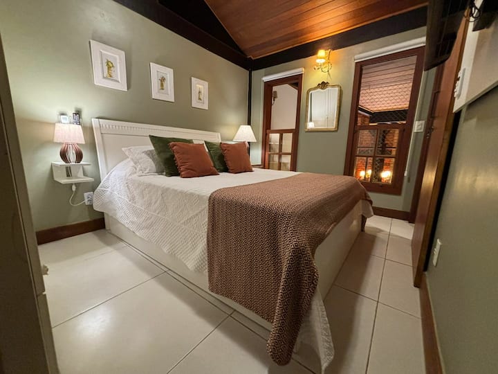 Chumba cha kulala 2 - Ghorofa ya 2.

- Kitanda aina ya Queen + vitanda viwili vya mtu mmoja vilivyojengwa ndani.
- Mgawanyiko wa Kiyoyozi (baridi na moto).
- Smart TV 32'.
- Programu: njia za kutiririsha na kufungua televisheni.
- Feni ya dari.