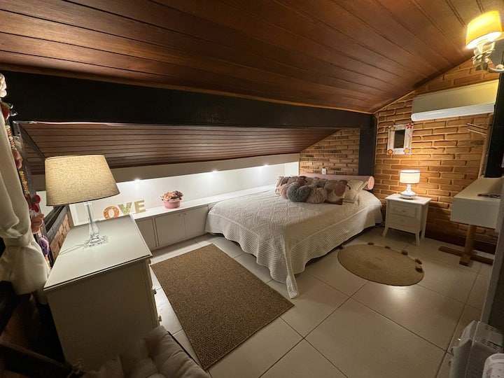 Chumba cha 3 - Ghorofa ya 2.

- Kitanda aina ya Queen + kitanda 1 cha mtu mmoja kilichojengwa ndani.
- Mgawanyiko wa Kiyoyozi (baridi na moto).
- Smart TV 40'.
- Programu: njia za kutiririsha na kufungua televisheni.
wilaya - Feni ya unyevunyevu (kiyoyozi).
wilaya - Kipasha joto kinachobebeka.
- Midoli

