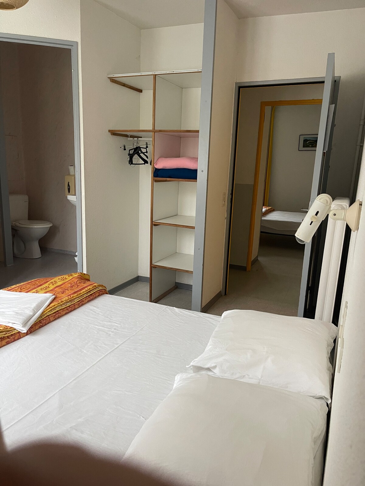 Има 3 спални, 1 двойно легло, 1 спалня, 3 единични легла и 3 спални, 2 единични легла 