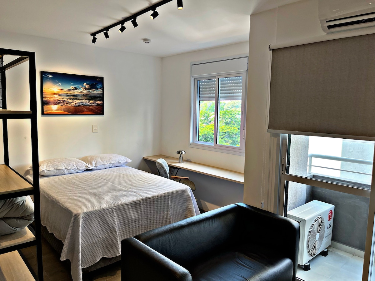 „სიმშვიდის თავშესაფარი კომფორტული საწოლითა და მაღალი ხარისხის თეთრეულით, რომელიც უზრუნველყოფს ძილის აღდგენით ღამეებს ქალაქის მყუდრო ტემპში“.