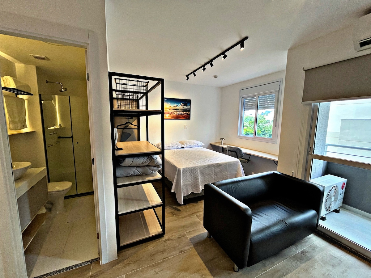 „თბილი და ნათელი სივრცე, რომელიც იდეალურია ქალაქის დათვალიერების შემდეგ დასასვენებლად. Იდეალურია კარგი წიგნით ტკბობისთვის ან ფილმის საყურებლად. Ახალი საწოლი და დივანი! Კლასიკური სამრეწველო სტილის გარდერობი “. 