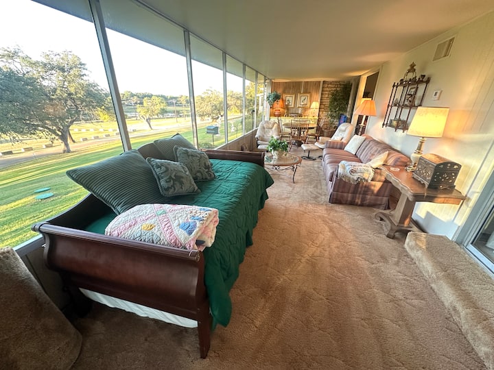 На тремот има тркалце кое ќе преспие двајца.  Разбудете се на дрвјата и гледајте како елените поминуваат пред вашиот прозорец. 